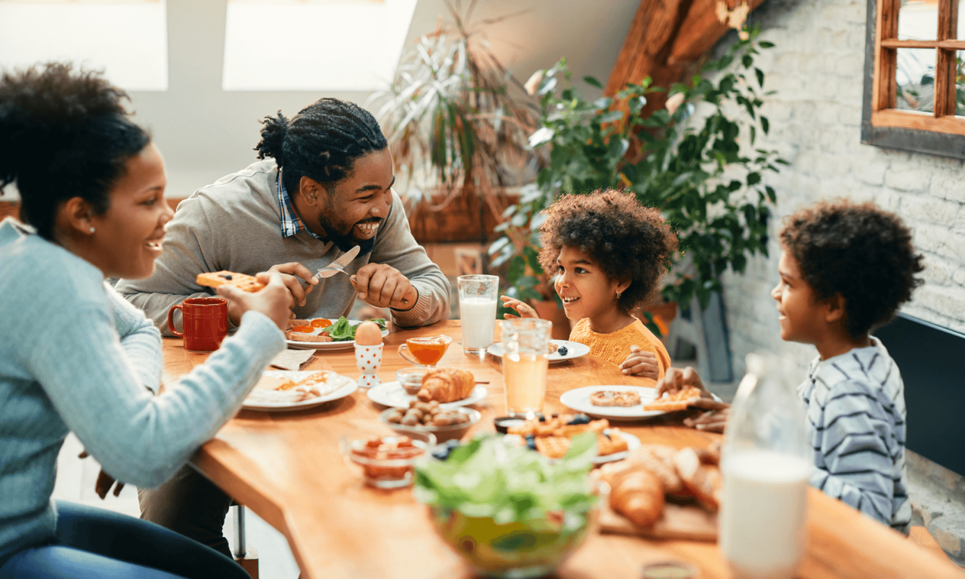 Family at the dinner table 
