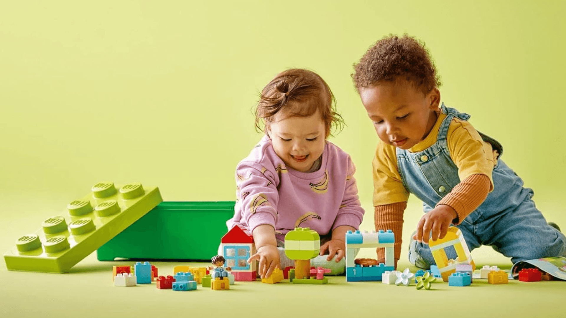 kids playing with duplos