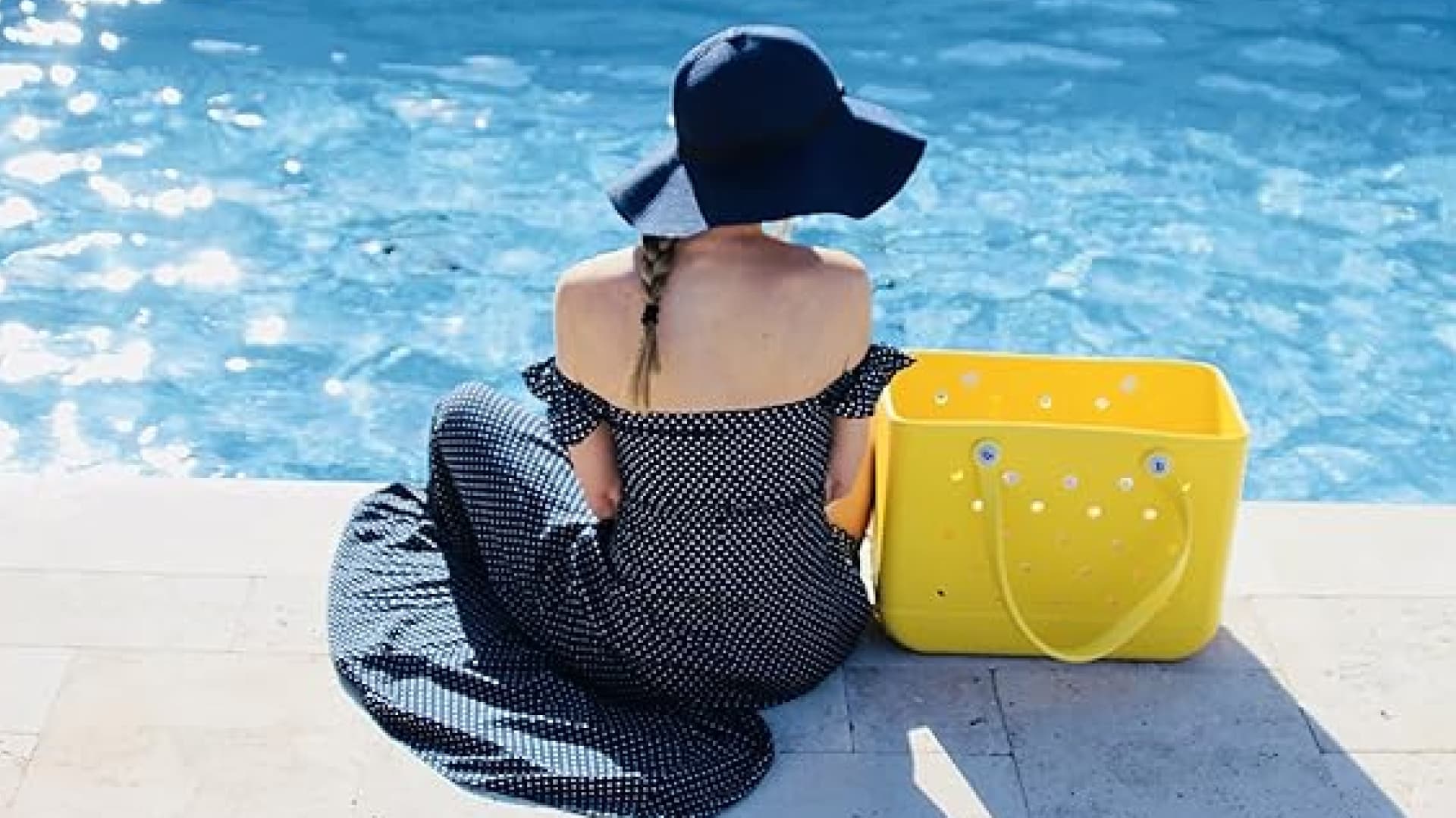 beach bag with holes to filter sand
