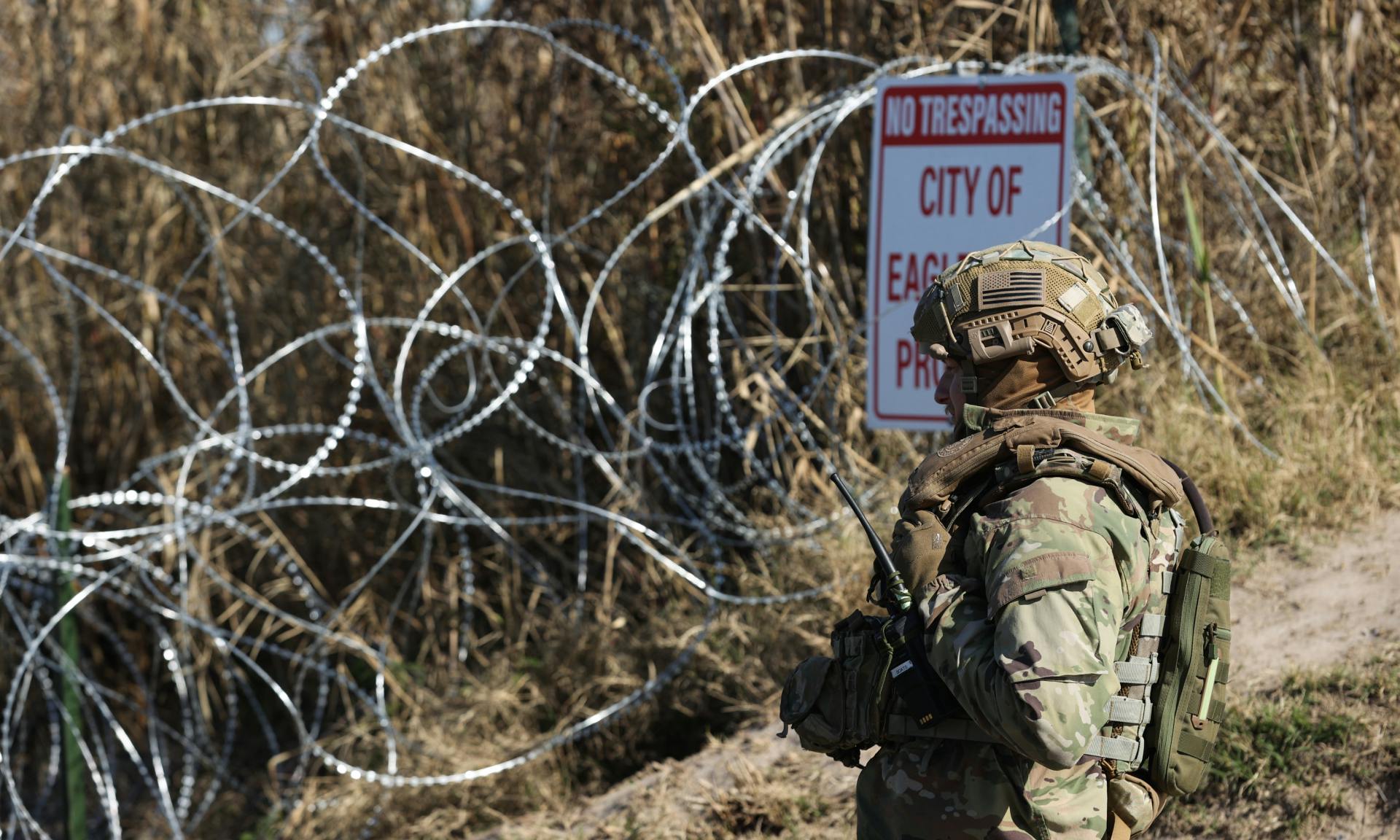 Agent at the Texas-Mexico border