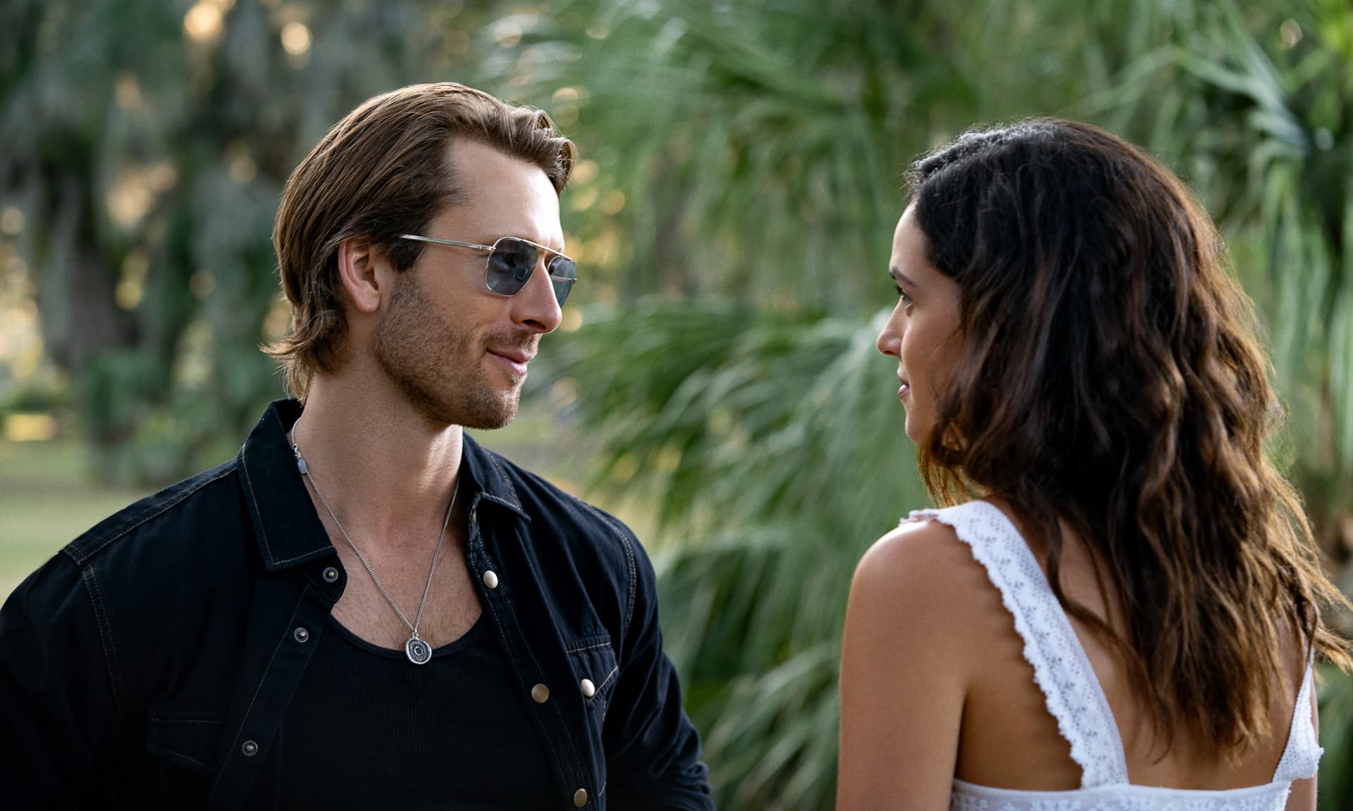 Glenn Powell and Adria Arjona in Netflix’s “Hit Man”