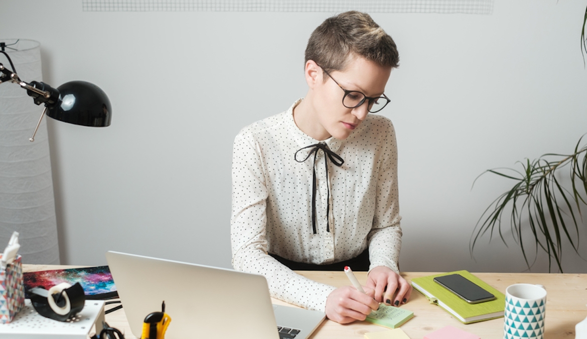 Featured image for How To Spot—And Stop—Catastrophic Thoughts, According to Clinical Psychologists