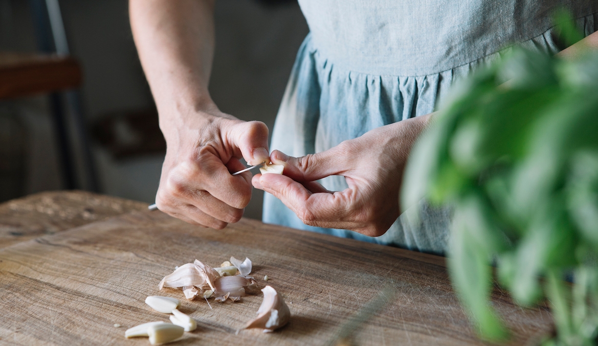 Featured image for 7 Health Benefits of Raw Garlic That Make It Worth the Stinky Breath