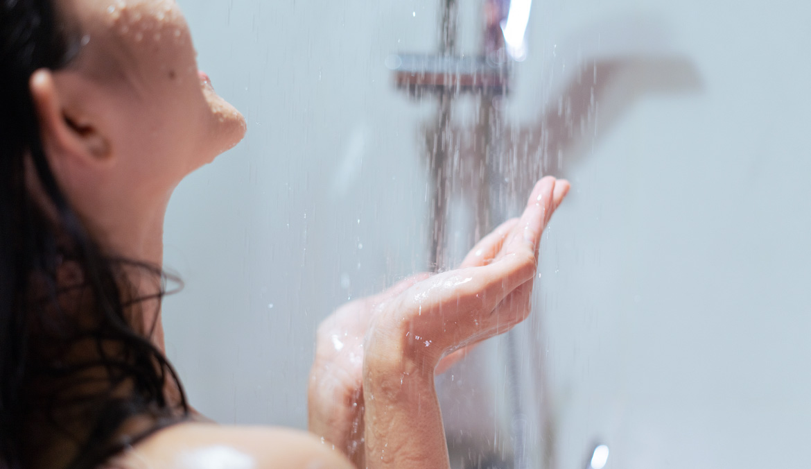 Featured image for A Dermatologist Reveals the Most (and Least) Hygienic Ways To Wash Your Body... Because Your Loofah Is Probably Full of Bacteria