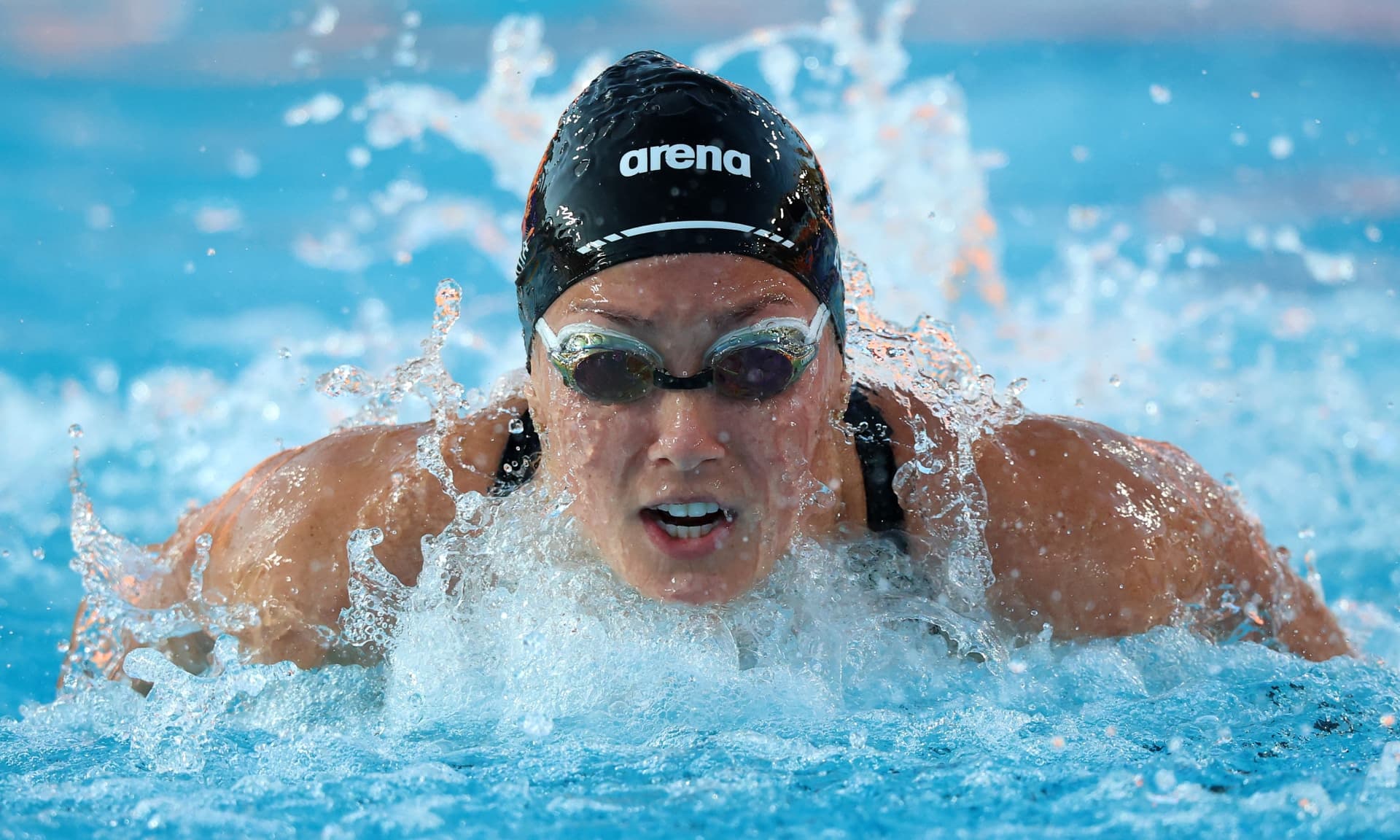 Gretchen Walsh swimming