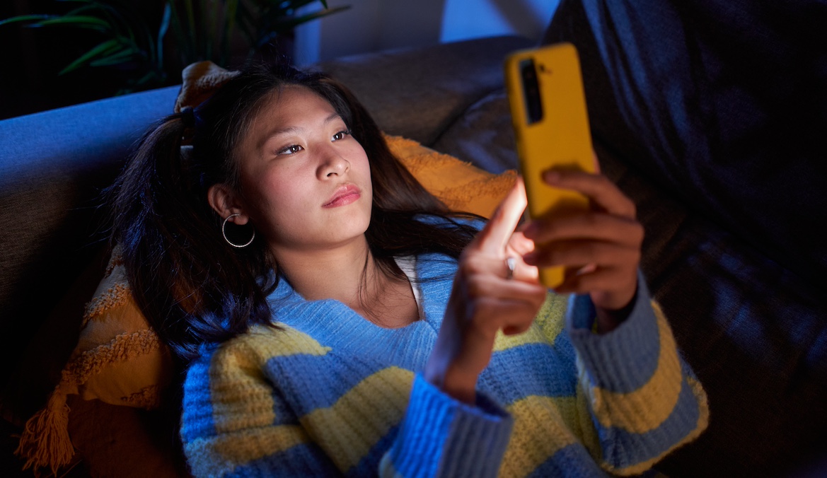 Featured image for What Is a Reverse Catfish? 13 Things Experts Want You To Know About the New Dating Trend