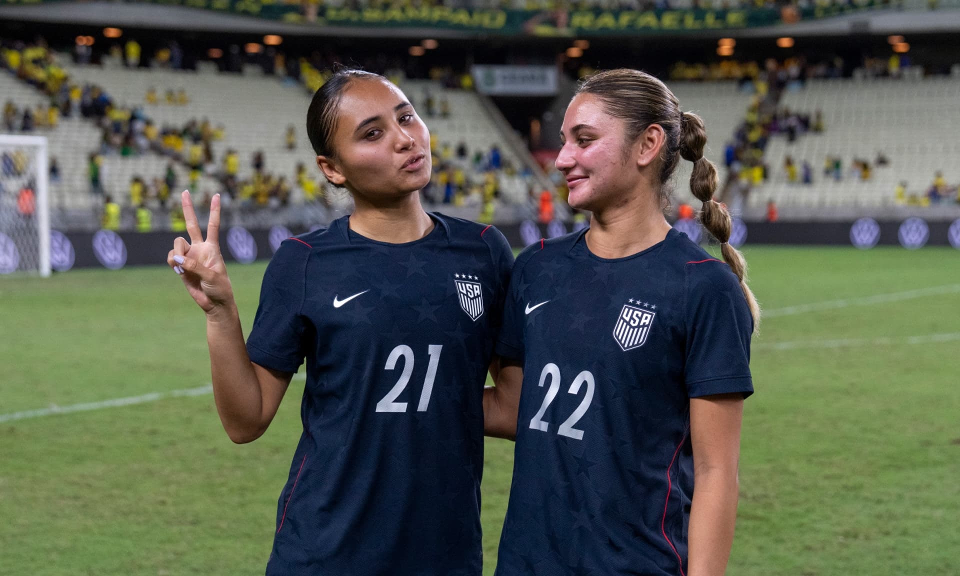 Alyssa and Gisele Thompson
