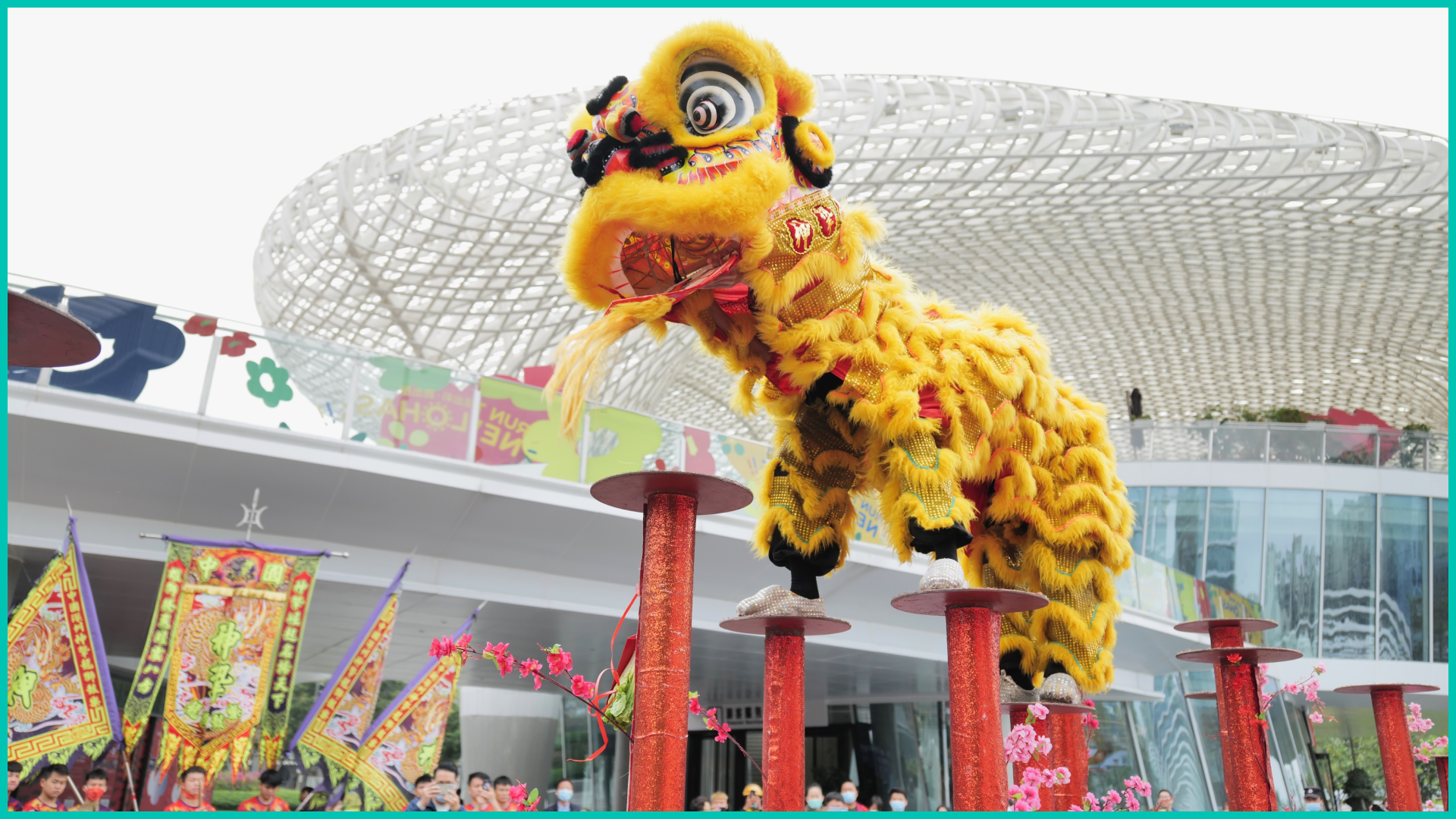 Folk artists perform lion dance at Shenzhen Oh Bay to welcome the Chinese New Yea