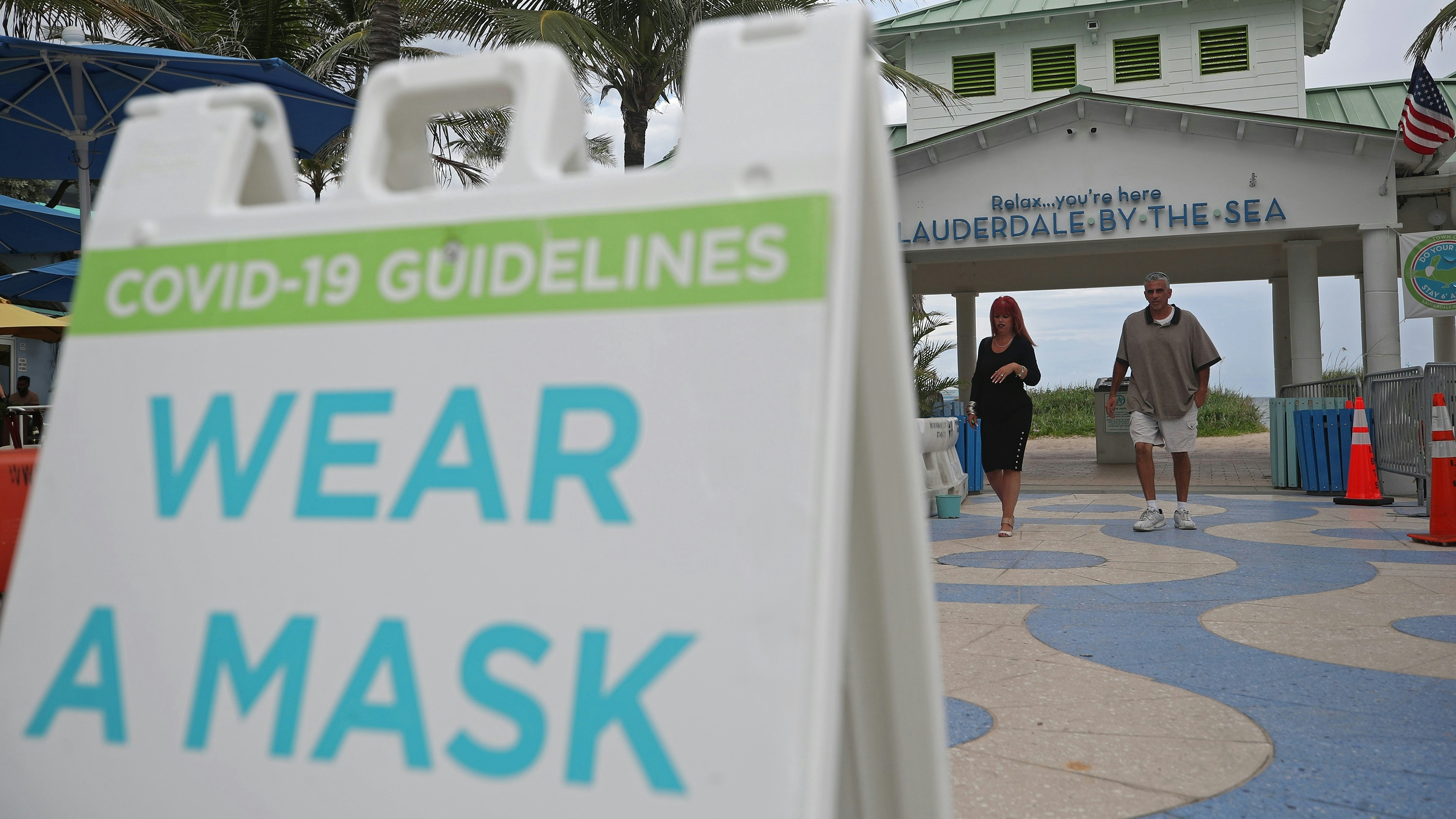 Sign alerts beachgoers to wear a mask